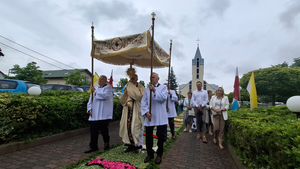 Procesja Bożego Ciała w Dyminach z udziałem biskupa Mariana Florczyka