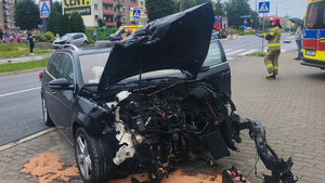 Zderzenie dwóch osobówek w Skarżysku. Trzy osoby, w tym dwie kobiety w ciąży w szpitalu