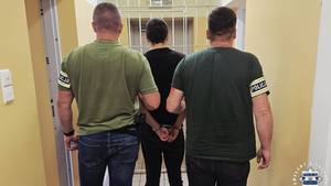 Odebrali pieniądze od oszukanej seniorki. Dwóch mężczyzn za kratkami