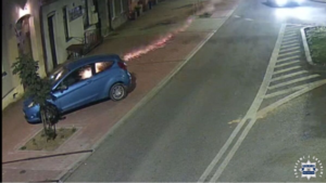 Strzelali racami z samochodów. Płonęło auto i krzewy 