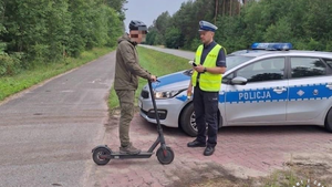 Jak jeżdżą na hulajnogach? Sprawdzili to policjanci…
