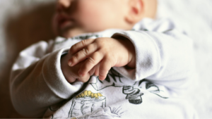 Znęcał się nad niemowlęciem i jego matką. Usłyszał zarzuty