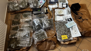 Osiem kilogramów narkotyków i broń. To zabezpieczyli policjanci w powiecie siedleckim