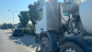 Betoniarka uderzyła w „elkę”. Jedna osoba trafiła do szpitala