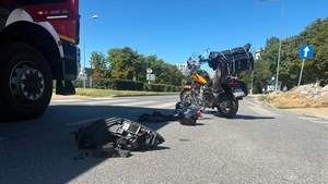 Po zderzeniu osobówki z motocyklem w Kielcach, dwie osoby w szpitalu