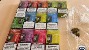 Narkotyki w bieliźnie, a w bagażniku – nielegalne e-papierosy