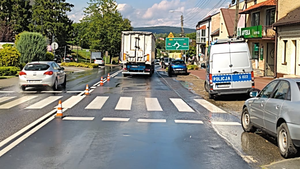 Rowerzysta uderzył w naczepę. W ciężkim stanie trafił do szpitala