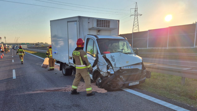 Bus zderzył się z dostawczakiem. Utrudnienia na „siódemce