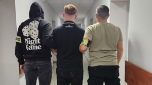 Połamał krzesełko i rzucił w trybuny. Kibic Wisły zatrzymany