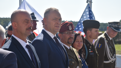 Uroczystość w Olesznie. Prezydent Karol Nawrocki i uratowany w Afganistanie polski żołnierz