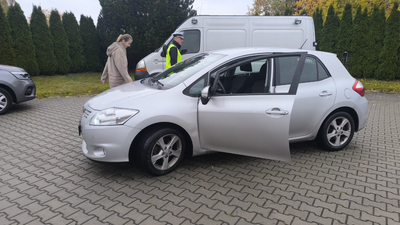 Jesienią łatwo przeoczyć pieszego. Policjanci apelują: kierowco, sprawdź oświetlenie! 