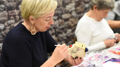 Seniorzy rozmawiali o oszczędzaniu i robili skarbonki